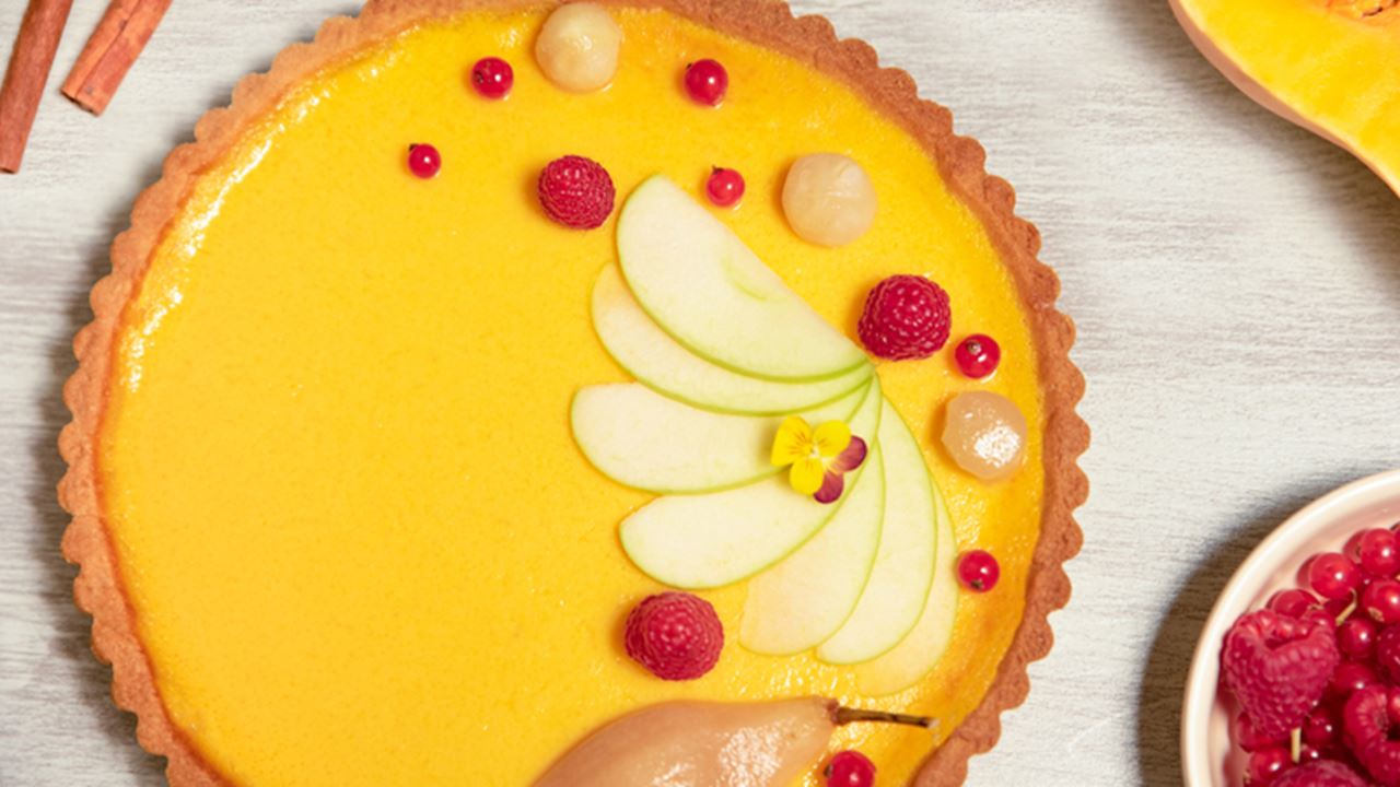 recipe image Τάρτα με κολοκύθα, αχλάδια ποσέ, μήλα και βατόμουρα