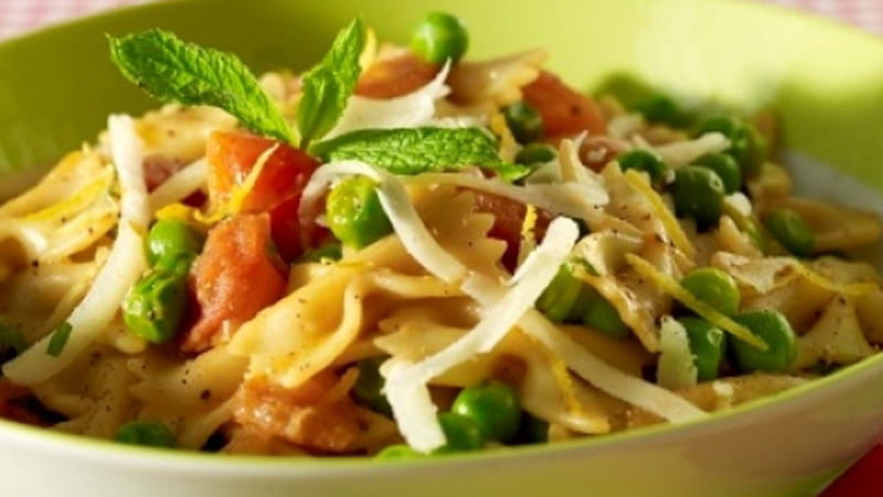 recipe image Φαρφάλες με αρακά και γλυκιά σάλτσα ντομάτας