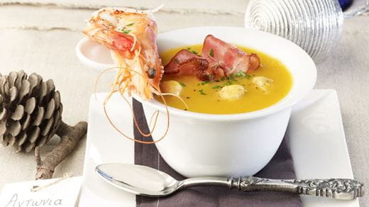 recipe image Σούπα κίτρινης κολοκύθας με γαλοπούλα, γαρίδες και τραγανό μπέικον