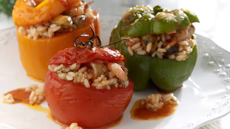 recipe image Ντομάτες και πιπεριές γεμιστές με ρύζι και θαλασσινά