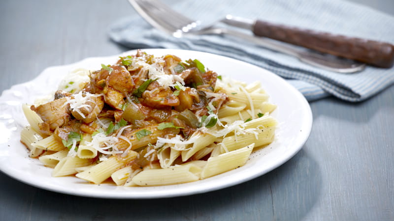 recipe image Κοτόπουλο κοκκινιστό με ζυμαρικά
