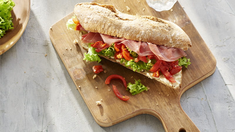 recipe image Τραγανές μπαγκέτες με φρέσκια σαλάτα και λιαστή ντομάτα