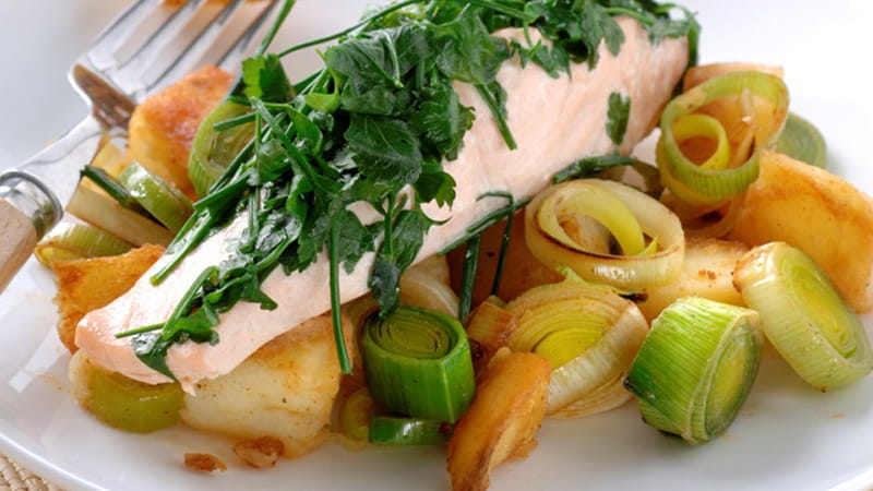 recipe image Σολομός με πατάτες και πράσα