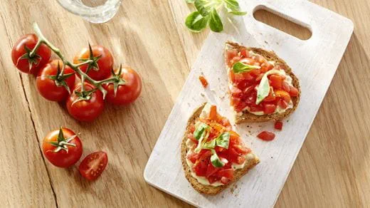 recipe image Μπρουσκέτες ολικής άλεσης με ντομάτα και σαλάτα καλαμποκιού