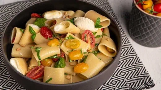 recipe image Σαλάτα ζυμαρικών με ντοματίνια, mousse από κατσικίσιο τυρί και pesto ρόκας