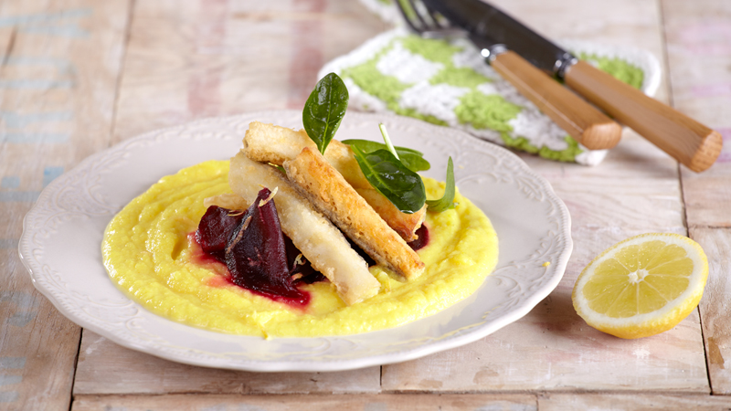 recipe image Τηγανιτός μπακαλιάρος με σάλτσα σκορδαλιάς αρωματισμένη με σαφράν και καραμελωμένα παντζάρια