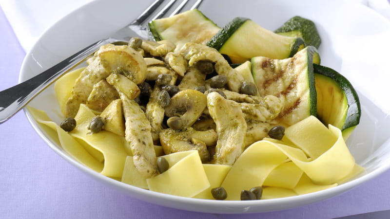 recipe image Κοτόπουλο pestο με μανιτάρια και παπαρδέλες