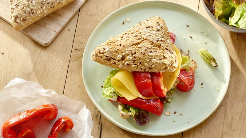 recipe image Μπαγκέτα με τυρί και ψητές κόκκινες πιπεριές