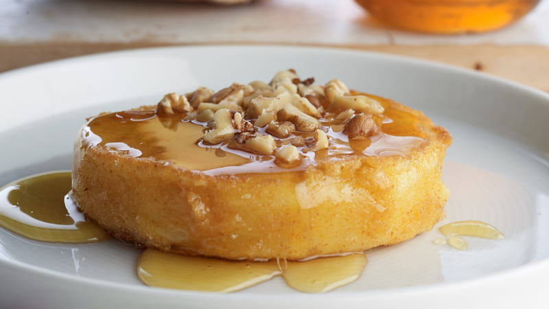 recipe image Καπνιστό τυρί πανέ με μέλι και καρύδια
