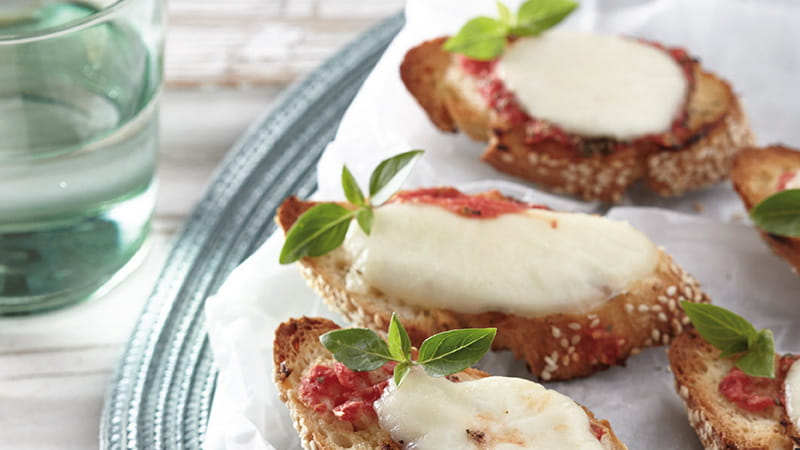 recipe image Μπρουσκέτες με βασιλικό, ντομάτα και μοτσαρέλα