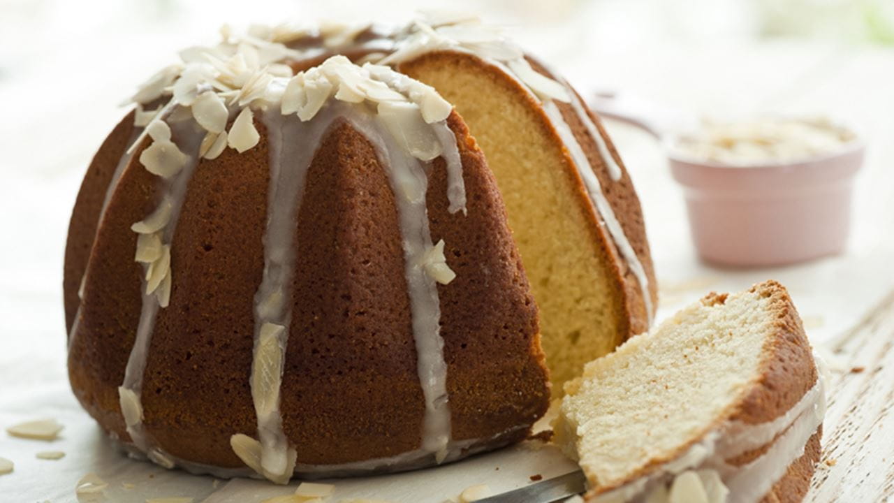 recipe image Κέικ αμυγδάλου με γλάσο μαστίχας