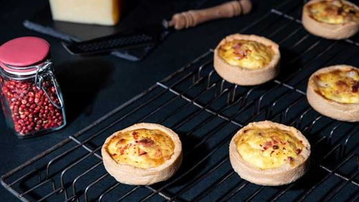 recipe image Μίνι τάρτες με καπνιστά τυριά ακαλλαντικά