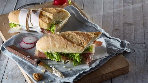 recipe image Σάντουιτς με προσούτο, μπλε τυρί και καρύδια