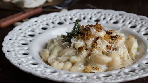 recipe image Παραδοσιακές γκόγκλιες με σάλτσα τυριών
