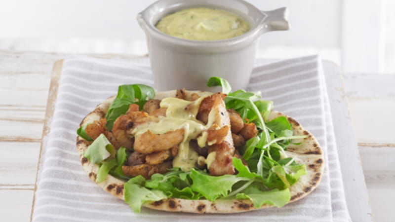 recipe image Κοτόπουλο μπουκιές σε πίτες με αρωματικά και σάλτσα μπεαρνέζ