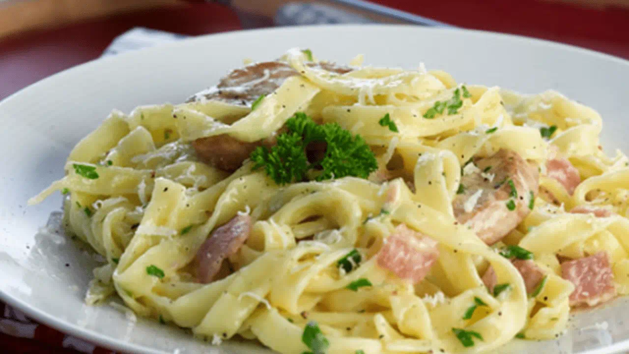 recipe image Σκαλοπίνια σοτέ με ταλιατέλες και μπέικον