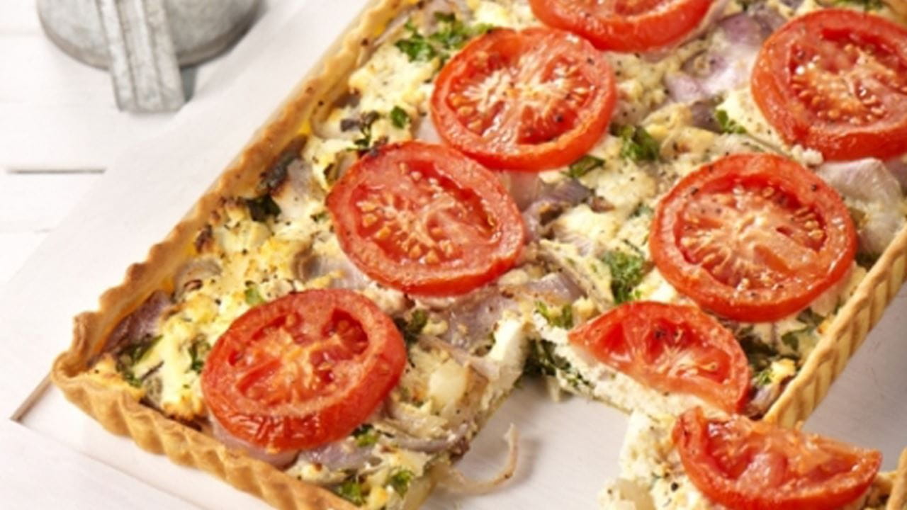 recipe image Τάρτα με ντομάτες, βασιλικό και κρεμμύδια