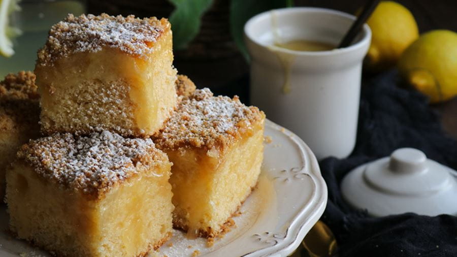 recipe image Κέικ λεμόνι με λεμονόκρεμα και crumble