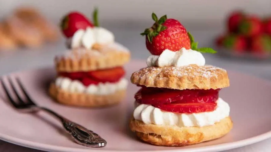 recipe image Αφράτα μπισκότα με φράουλες, δυόσμο και κρέμα