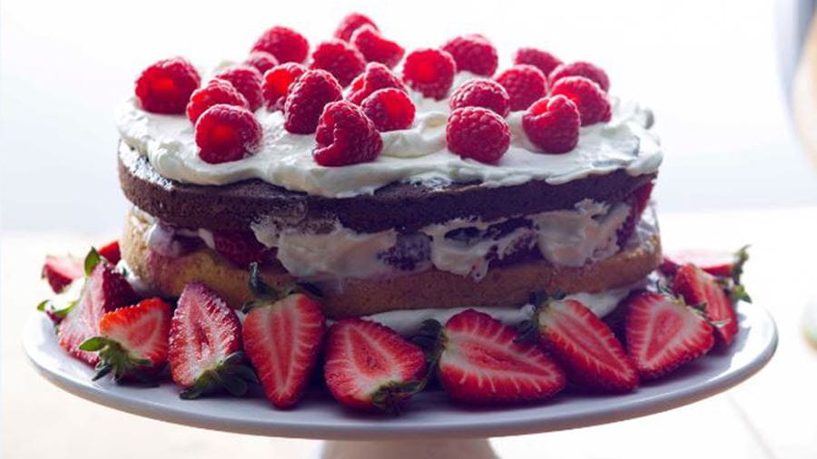 recipe image Σοκολατένιο κέικ με κόκκινα φρούτα