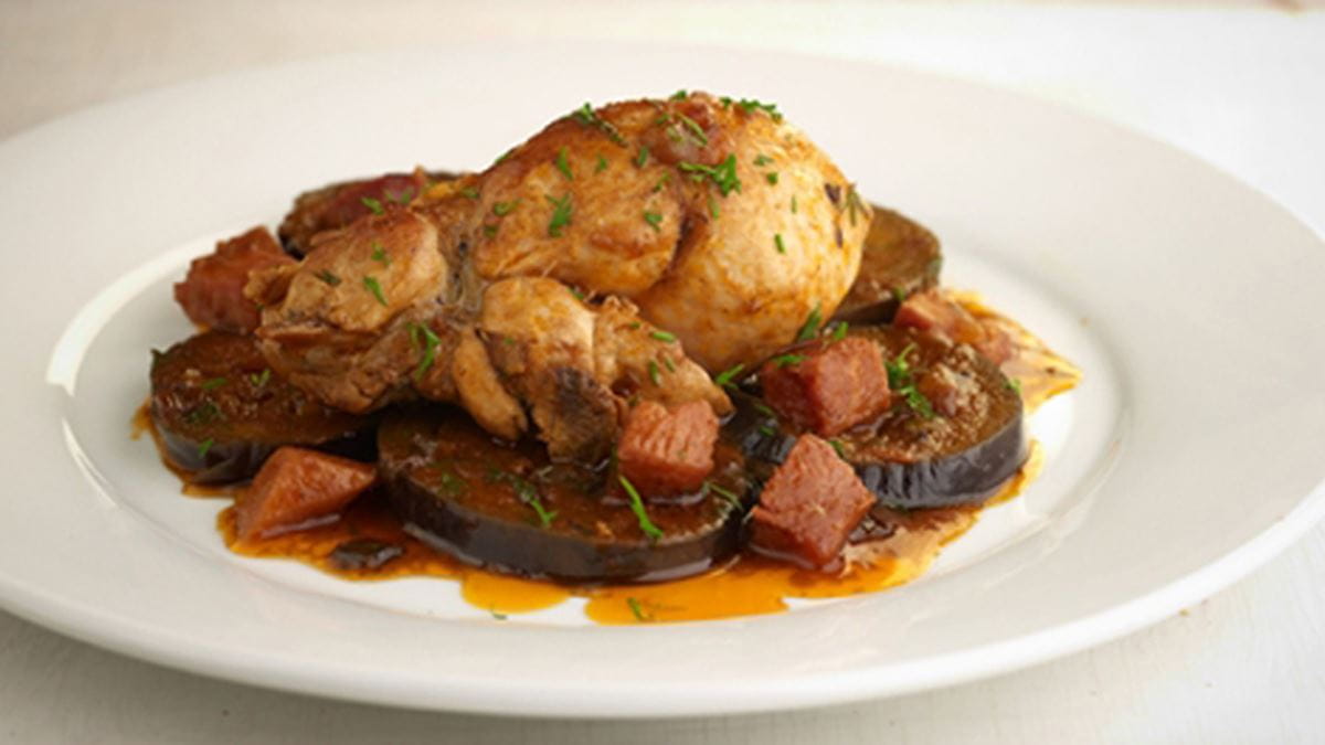 recipe image Κοτόπουλο με μελιτζάνες και μπέικον