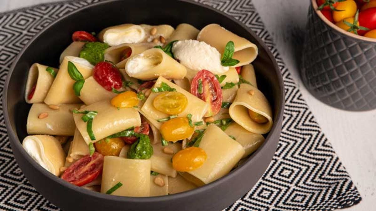 recipe image Σαλάτα ζυμαρικών με ντοματίνια, mousse από κατσικίσιο τυρί και pesto ρόκας