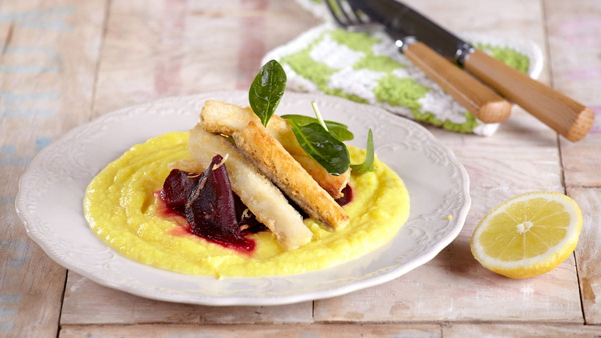 recipe image Τηγανιτός μπακαλιάρος με σάλτσα σκορδαλιάς αρωματισμένη με σαφράν και καραμελωμένα παντζάρια