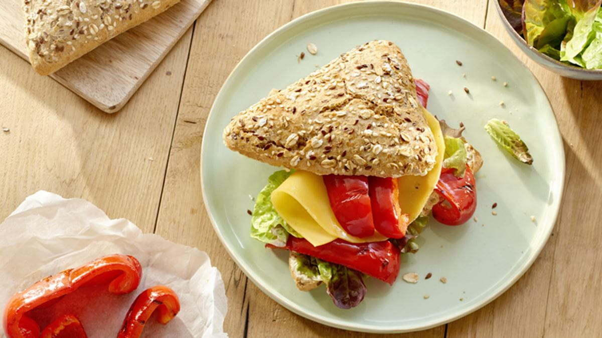 recipe image Μπαγκέτα με τυρί και ψητές κόκκινες πιπεριές